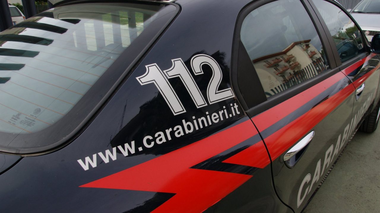 Accampati in tenda tra i binari della ferrovia: arrestati due sinti “latitanti”