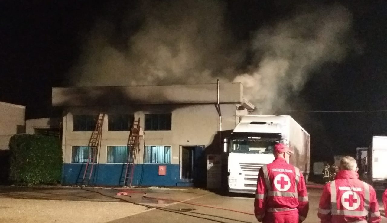 Incendio in ditta, notte di paura a Vanzaghello FOTO