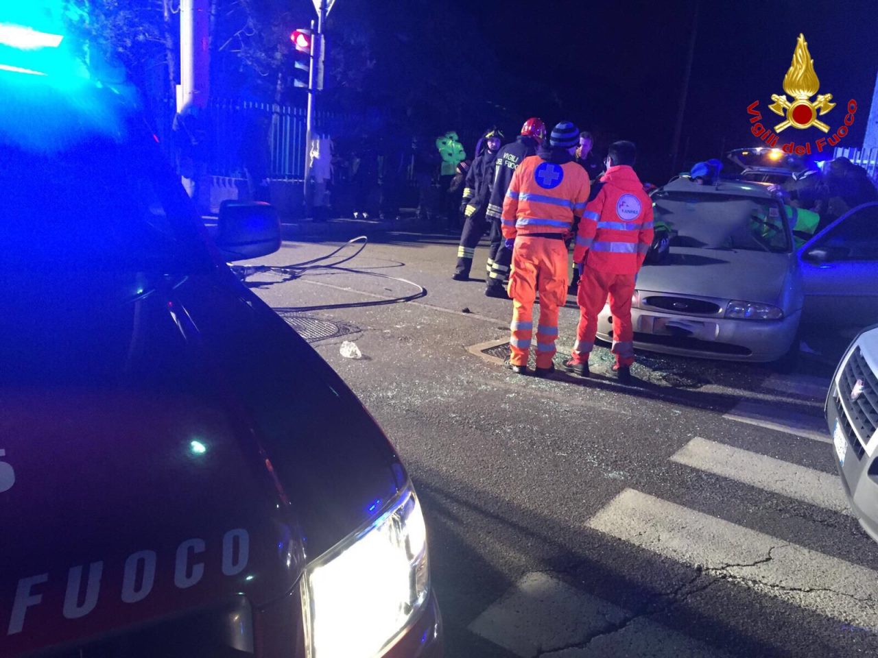 Due auto si scontrano a Lonate Pozzolo, soccorse tre persone
