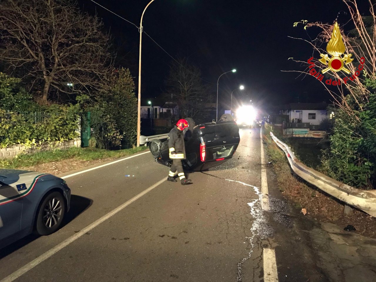 Perde il controllo dell’auto e si ribalta, 38enne in ospedale