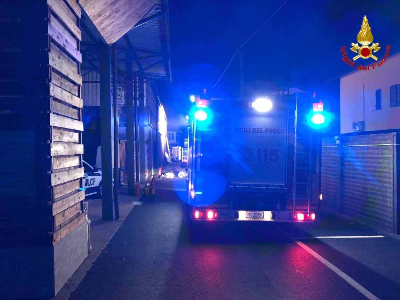 Incendio deposito nel comune di Cunardo FOTO