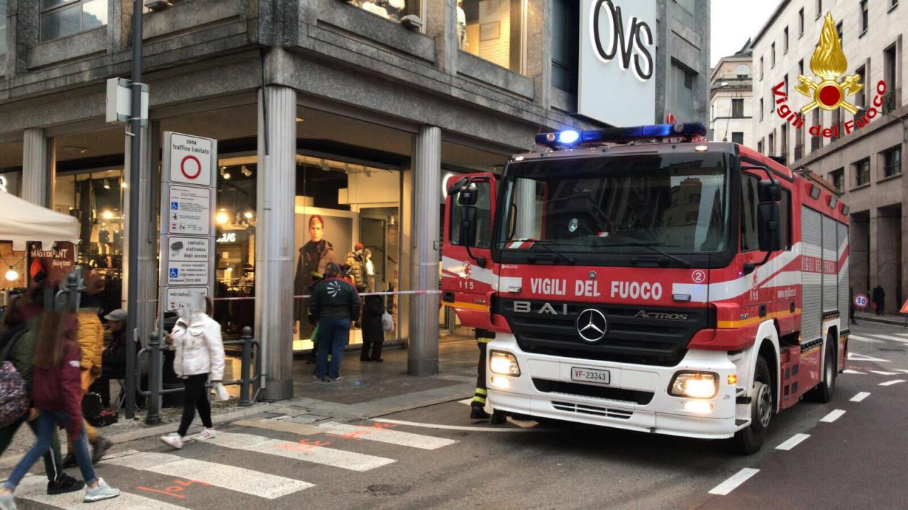 Corto circuito in grande magazzino di Varese, il fumo invade lo stabile