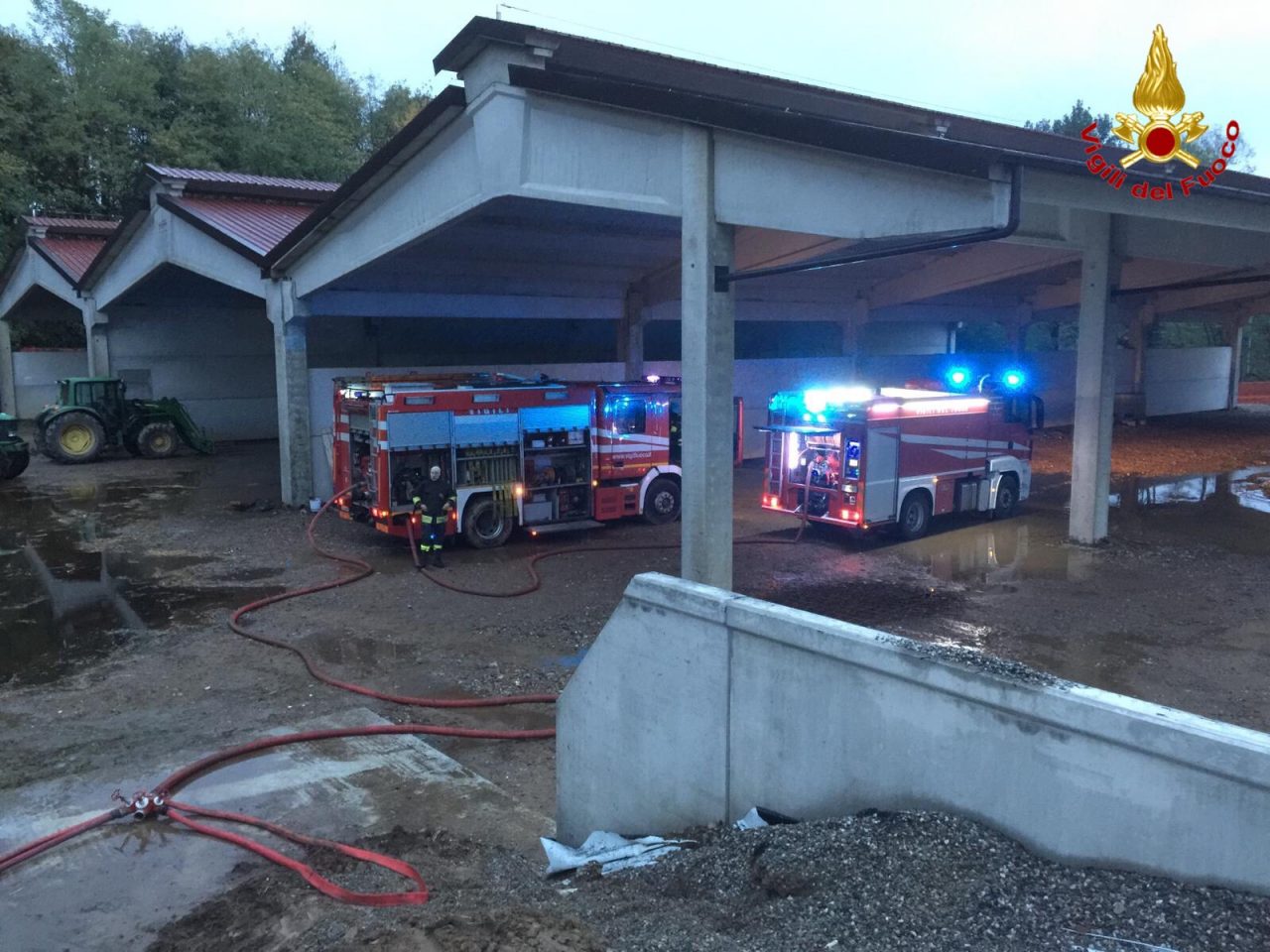 Incendio deposito rotoballe ad Arcisate