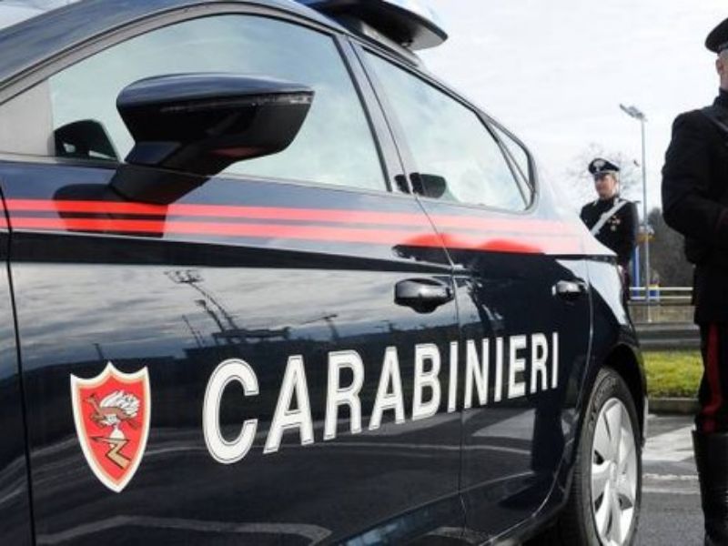 Armi clandestine e stupefacenti in casa: arrestato 59enne