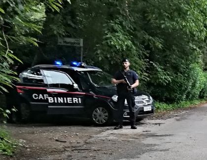 Blitz antidroga: trovato panetto di hashish abbandonato sul passaruota di un’auto