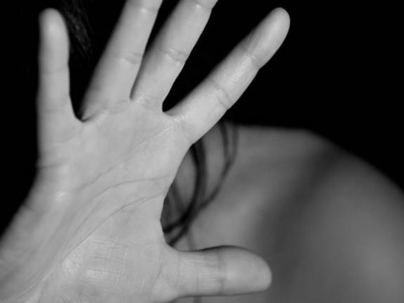 Picchia la convivente, arrivano i carabinieri e lo arrestano