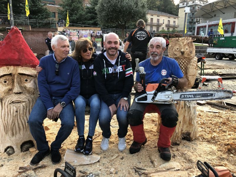 Coldiretti Varese e i boscaioli donano la panchina artistica del “Bosco in Città” ai bambini de “Il Ponte del Sorriso”