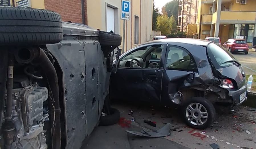 Auto cappottata a Gerenzano: ferita anche una bimba FOTO