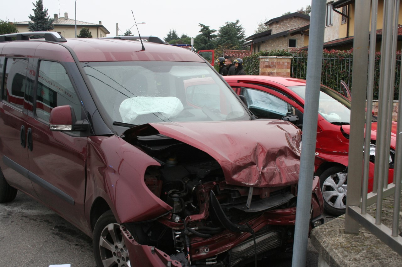 Incidente in un incrocio: coinvolta pure una bimba di quasi due anni