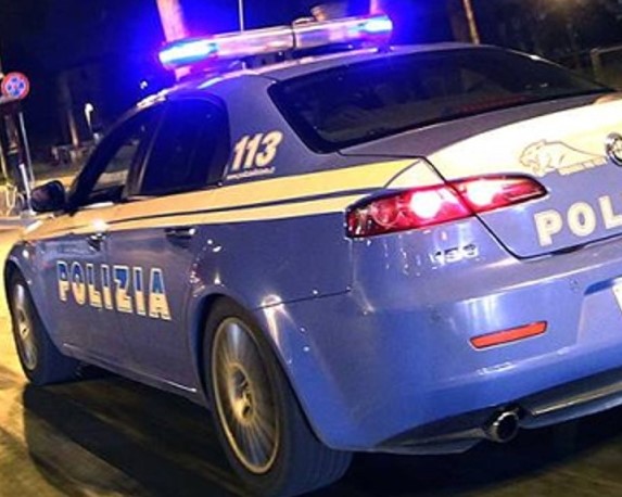 Si sputa addosso per evitare il controllo dei poliziotti, poi li aggredisce: arrestato