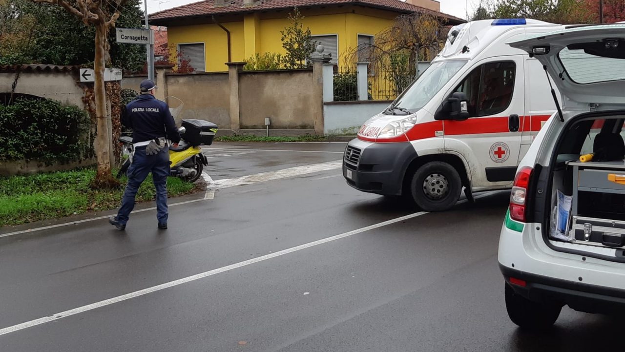 Postino investito da un’auto mentre consegna le lettere