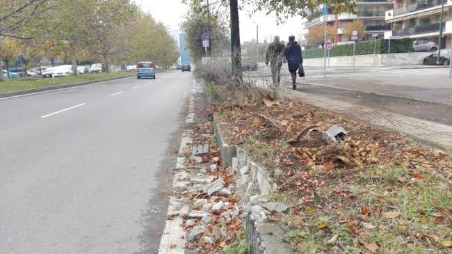 Tornano da un incontro di preghiera e si ribaltano in auto