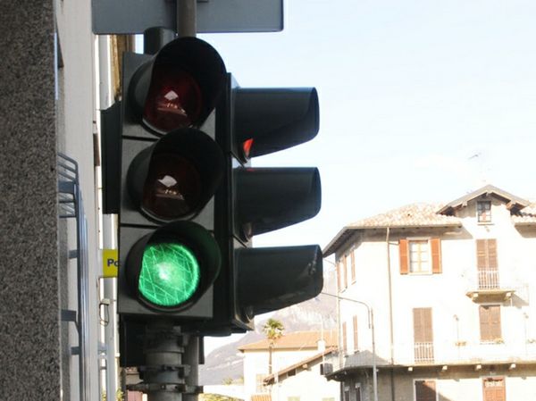 Gorla Minore, il semaforo tra valle e via Roma resta lampeggiante: “E’ la soluzione migliore”