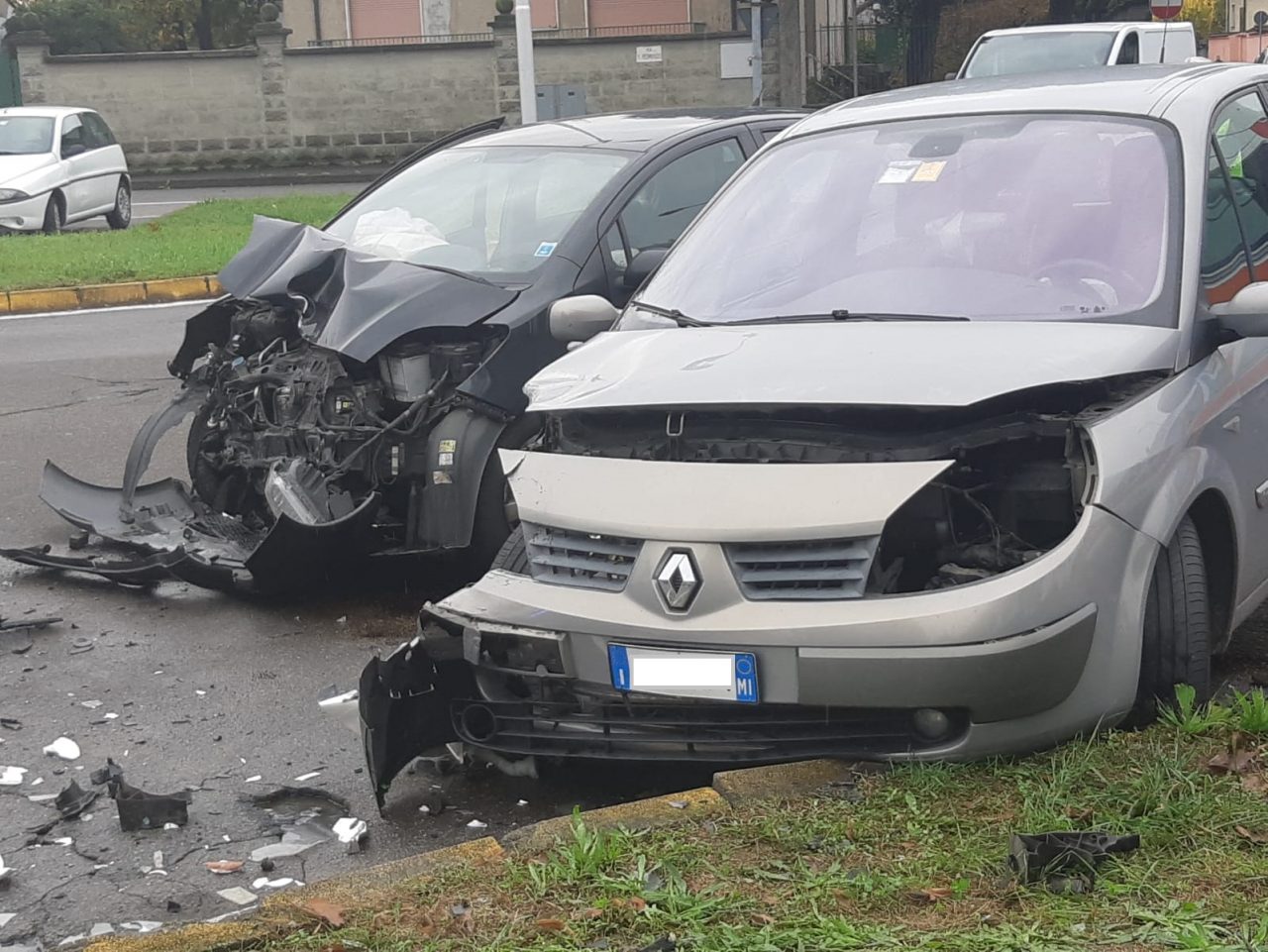 Scontro tra due auto a Sant’Ilario FOTO