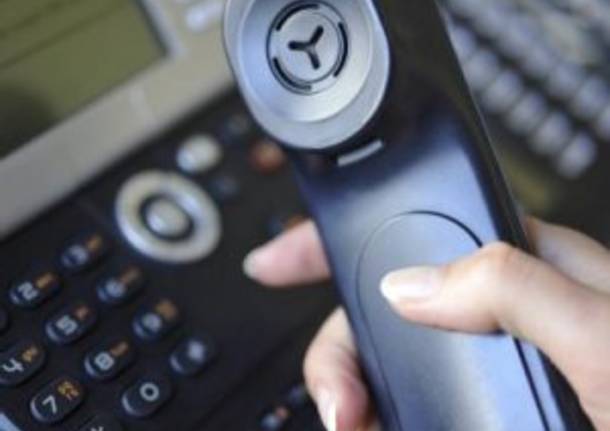 Tre anni di pernacchie al telefono: dovrà risarcire 41mila euro