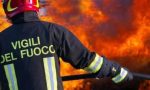Capannone in fiamme a Caronno Pertusella, Vigili del Fuoco al lavoro