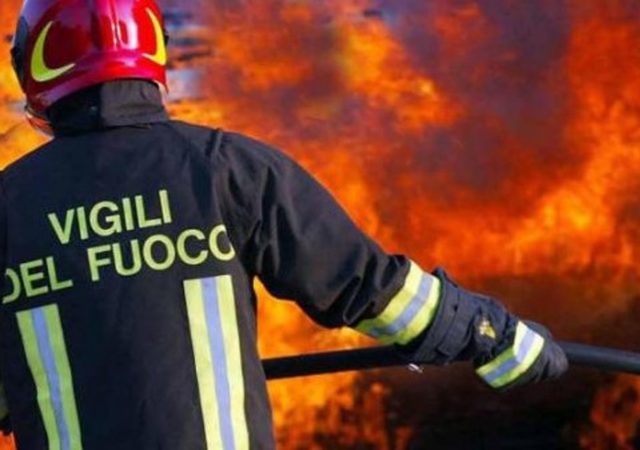 Capannone in fiamme a Caronno Pertusella, Vigili del Fuoco al lavoro