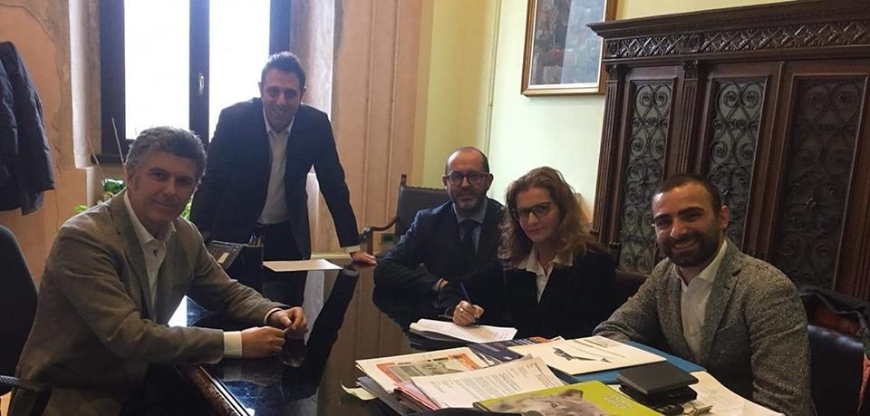 Campo sportivo e scuola via Acerbi: firmato il contratto