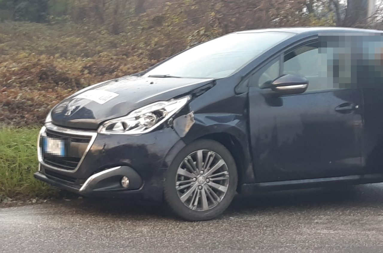 Auto della scuola guida coinvolta in un incidente