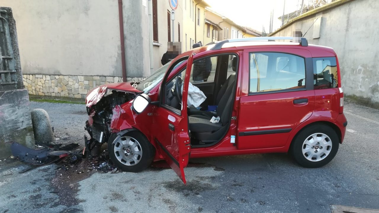 Auto contro il muro, gravissimo un anziano FOTO