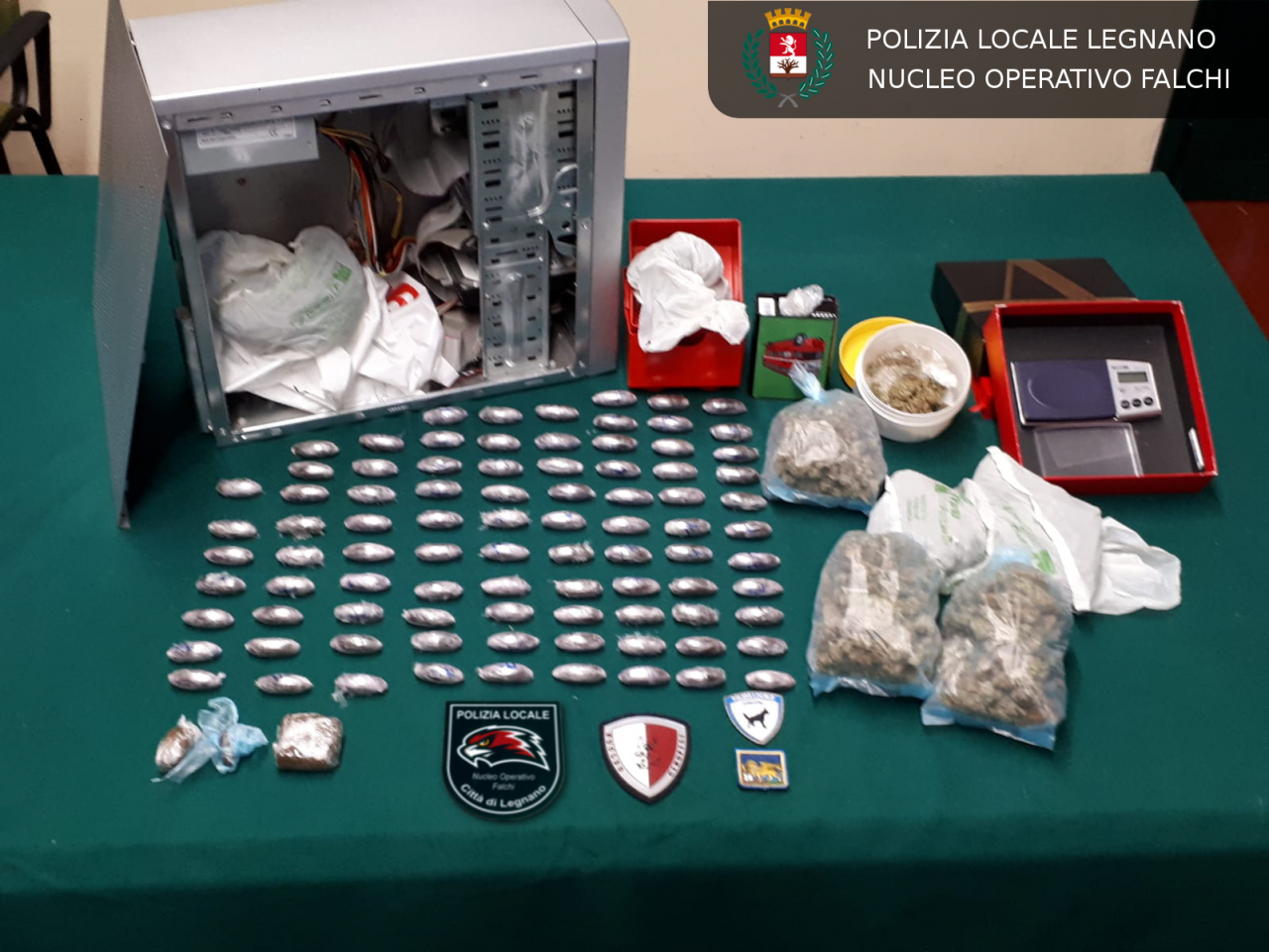 Un chilo e mezzo di droga in casa, 21enne arrestato