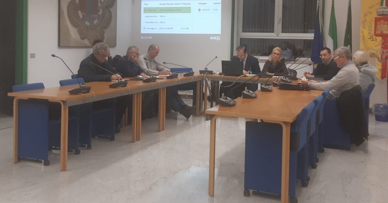 Opposizioni disertano la commissione e protestano