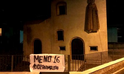 Sagra di Sant'Antonio Abate a Saronno: striscione di protesta