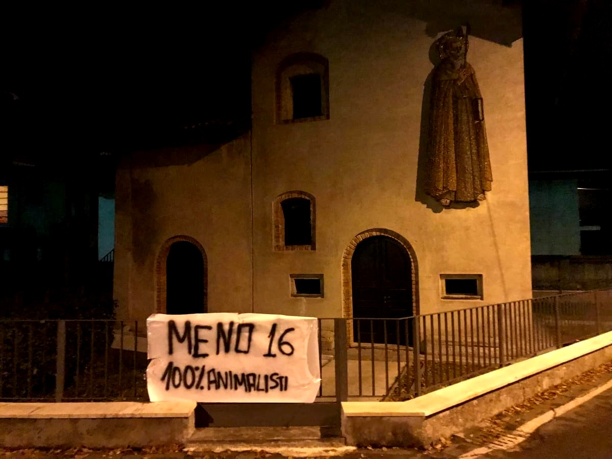Sagra di Sant’Antonio Abate a Saronno: striscione di protesta