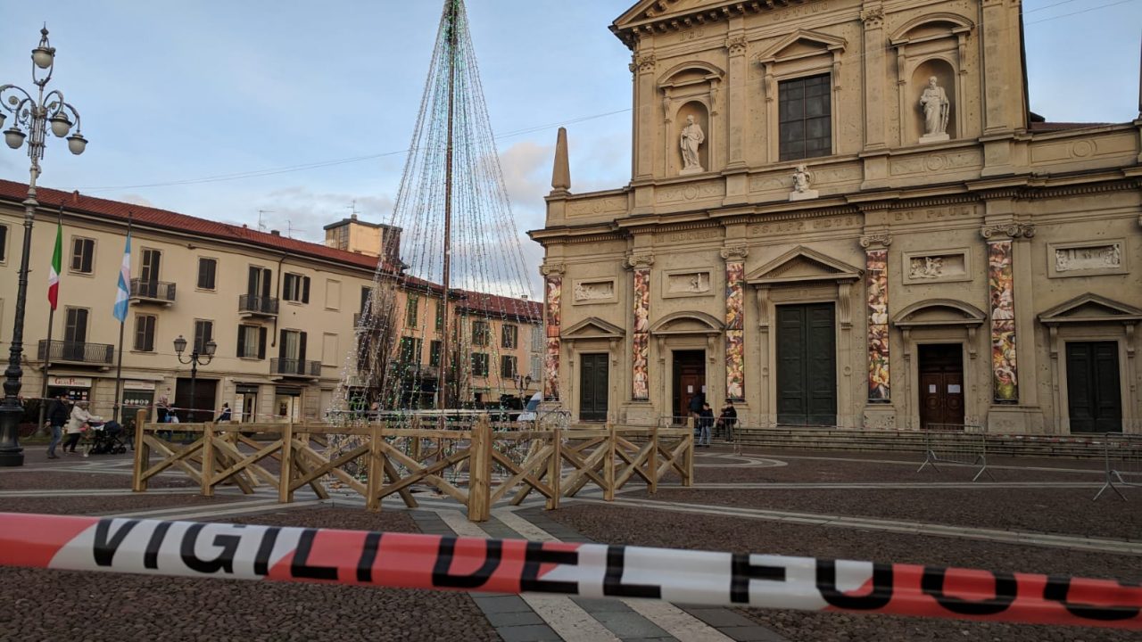 Nuovamente transennata piazza Libertà per l’albero di Natale