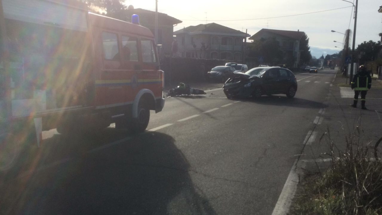Incidente tra auto e moto: centauro in ospedale