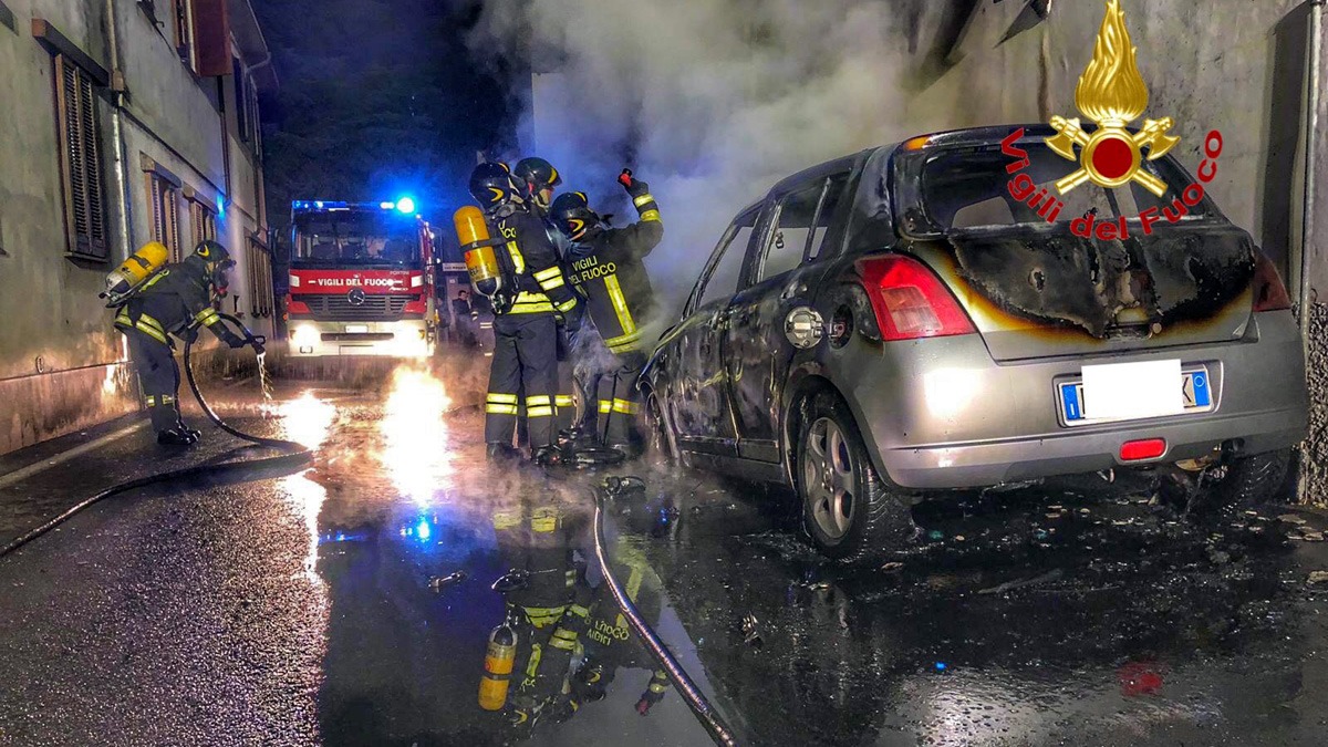 Due auto in fiamme ad Arconate FOTO