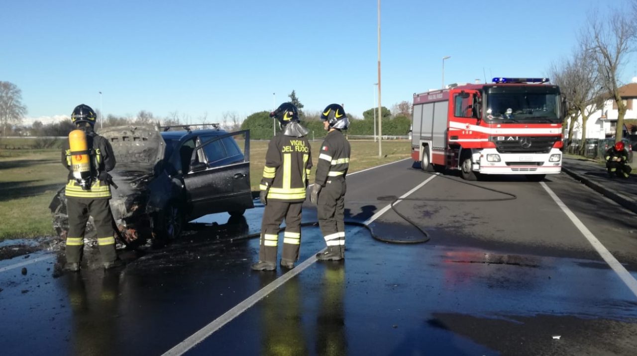 Auto in fiamme, a bordo due anziani che tornavano dalla spesa