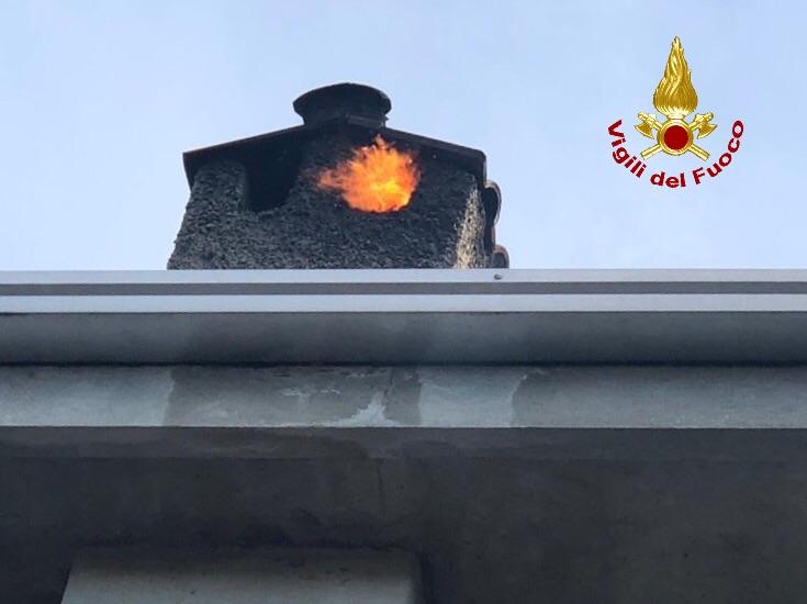 Incendio canna fumaria, in azione quattro mezzi dei pompieri