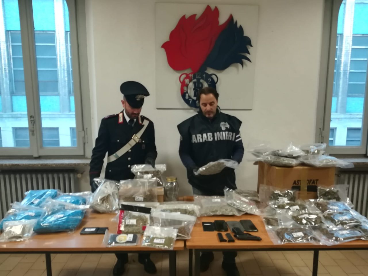 Due arresti a Saronno: sotto sequestro 9 chili di droga e una pistola