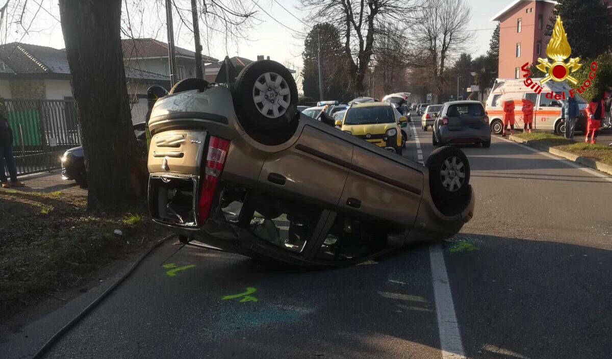 19enne si ribalta con l’auto a Vergiate FOTO