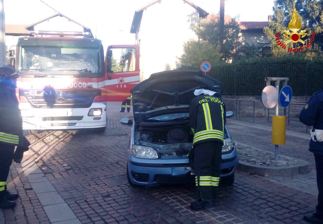 Perde il controllo dell’auto e abbatte alcuni cartelli stradali