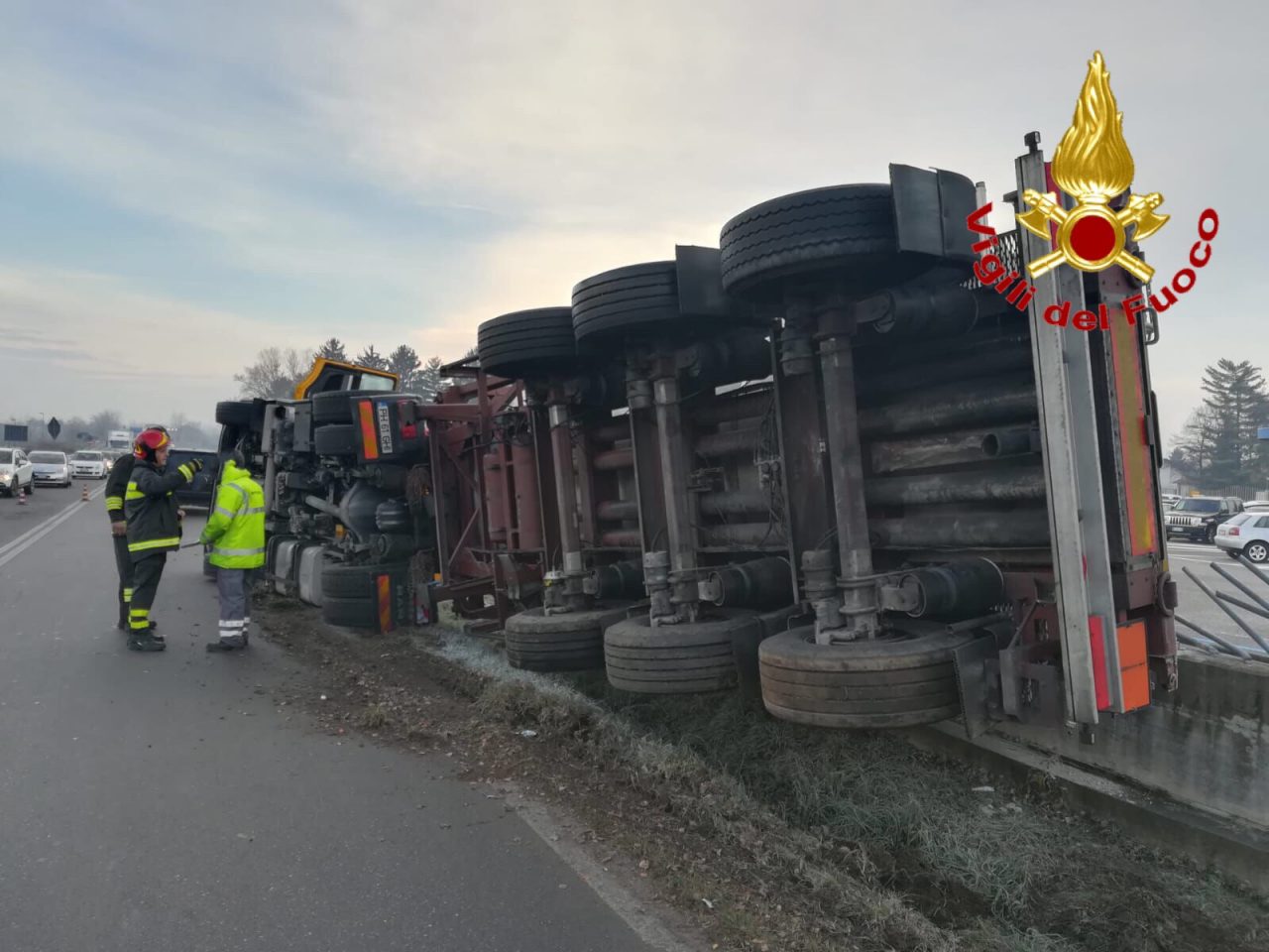 Cisterna con liquido infiammabile si è ribaltata a Solbiate Olona FOTO
