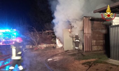 Incendio in un deposito di legna a Vedano Olona