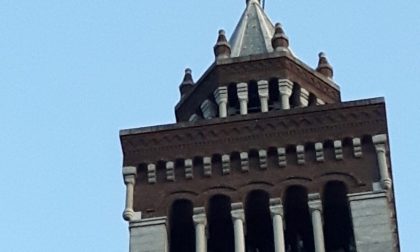 Crocifisso pericolante, pompieri sul campanile di San Giulio FOTO