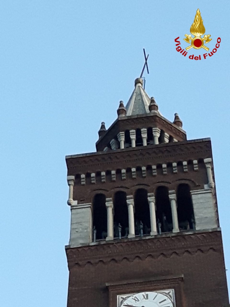Crocifisso pericolante, pompieri sul campanile di San Giulio FOTO