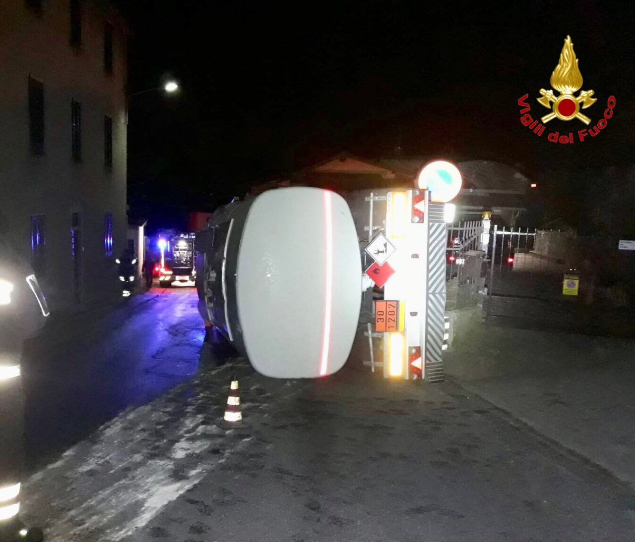 Si ribalta cisterna a Cuasso al Monte, gasolio sulla sede stradale FOTO