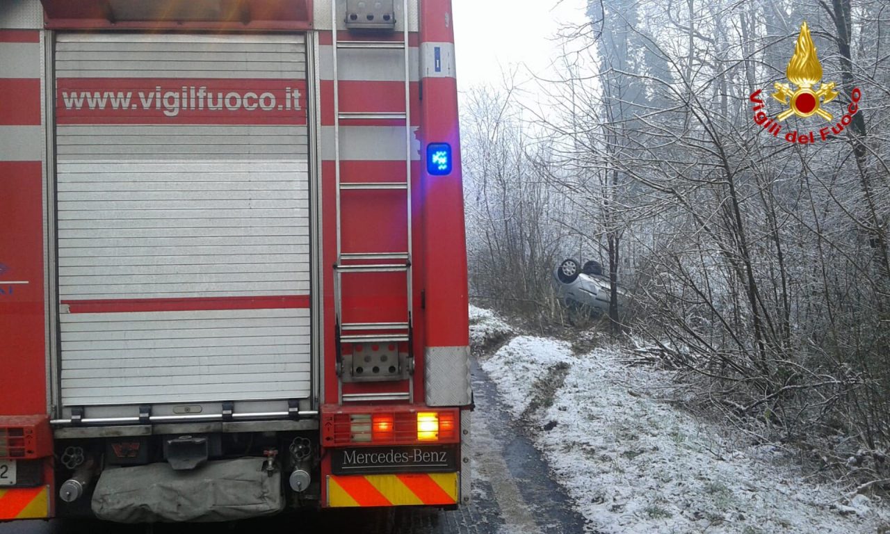 Perde il controllo dell’auto e si ribalta, soccorsa una 21enne