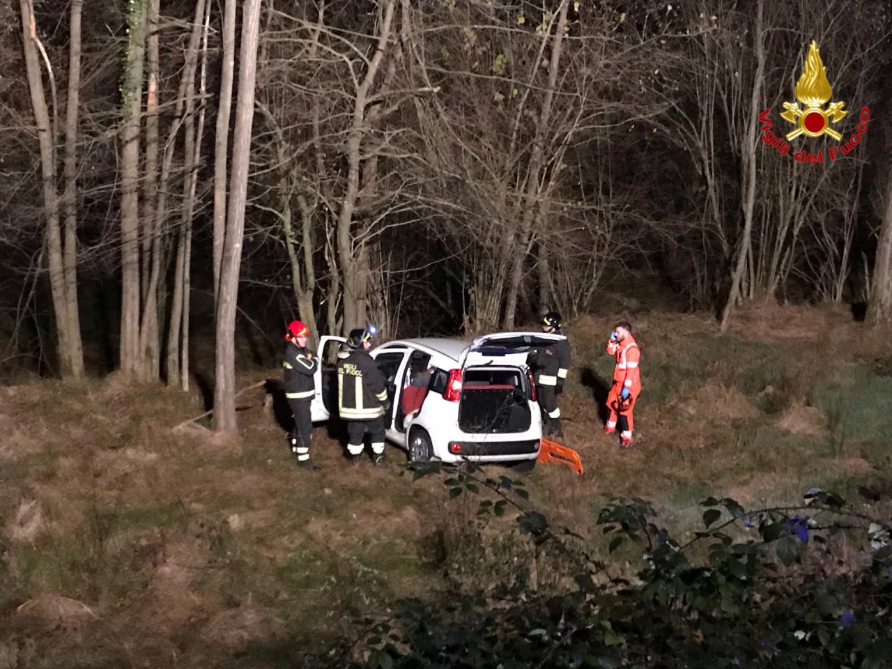 Perde il controllo dell’auto e finisce fuori strada, due feriti gravi