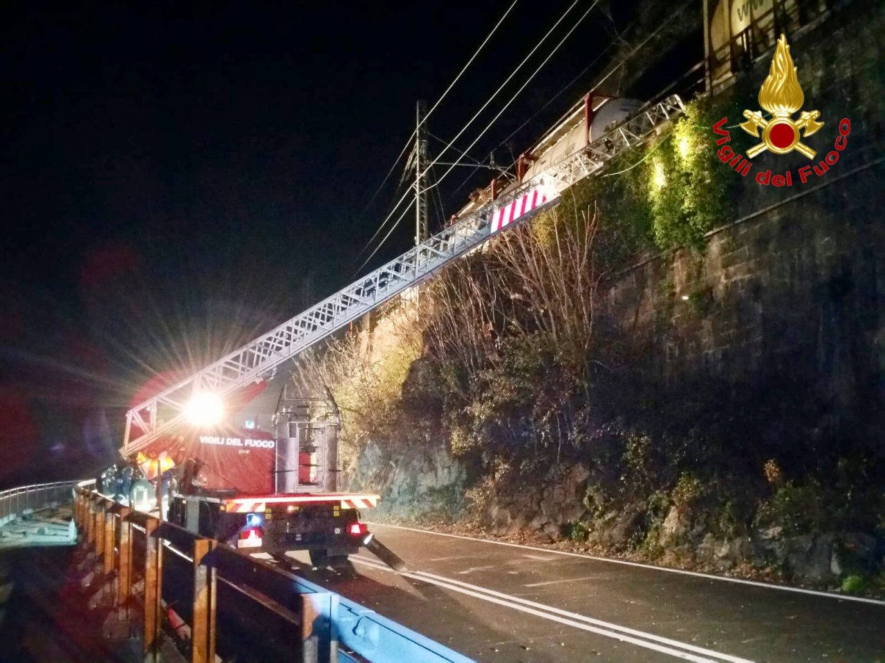 Frana a Maccagno, la strada resta chiusa