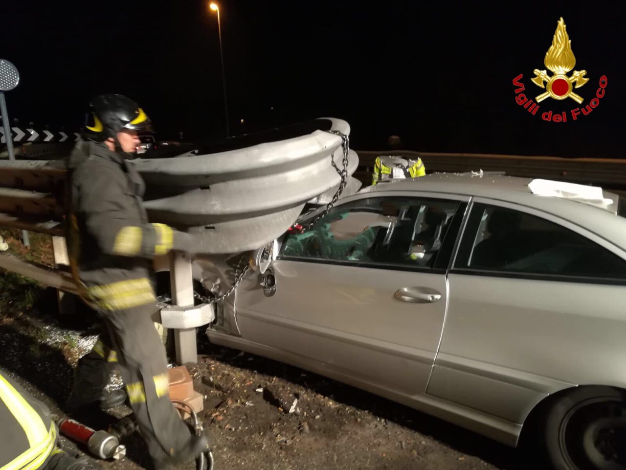 Si schianta sulla cuspide dello svincolo autostradale FOTO