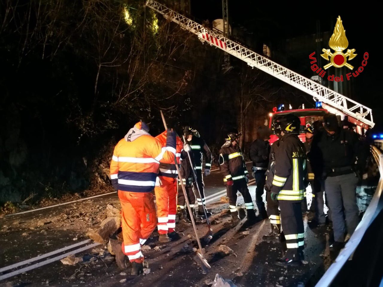 Strada chiusa per frana, colpito treno merci VIDEO e FOTO