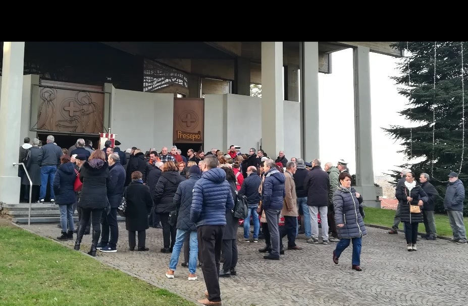 Morto tra le fiamme, il commosso addio