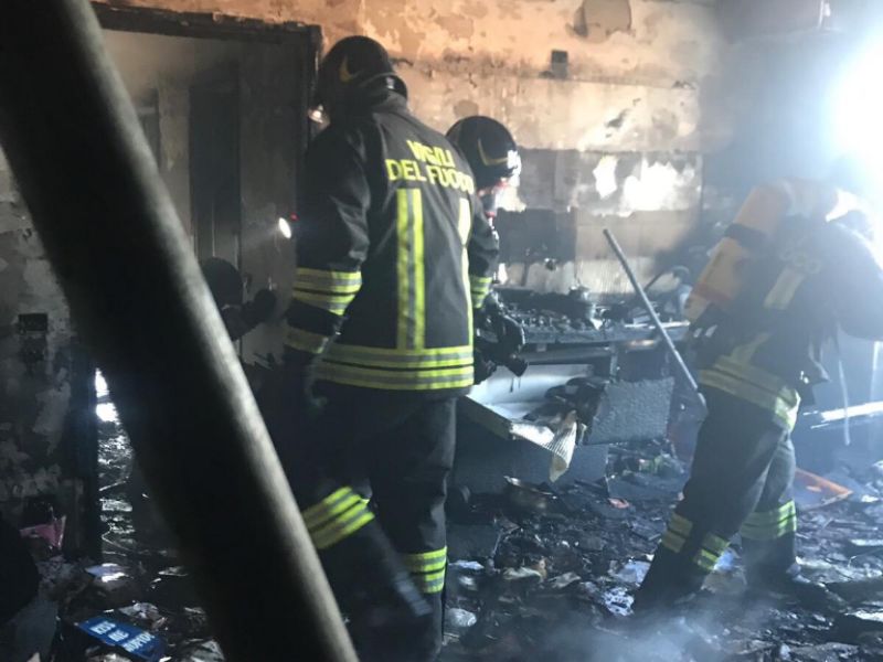 Appartamento prende fuoco, salvati una donna e un bambino FOTO