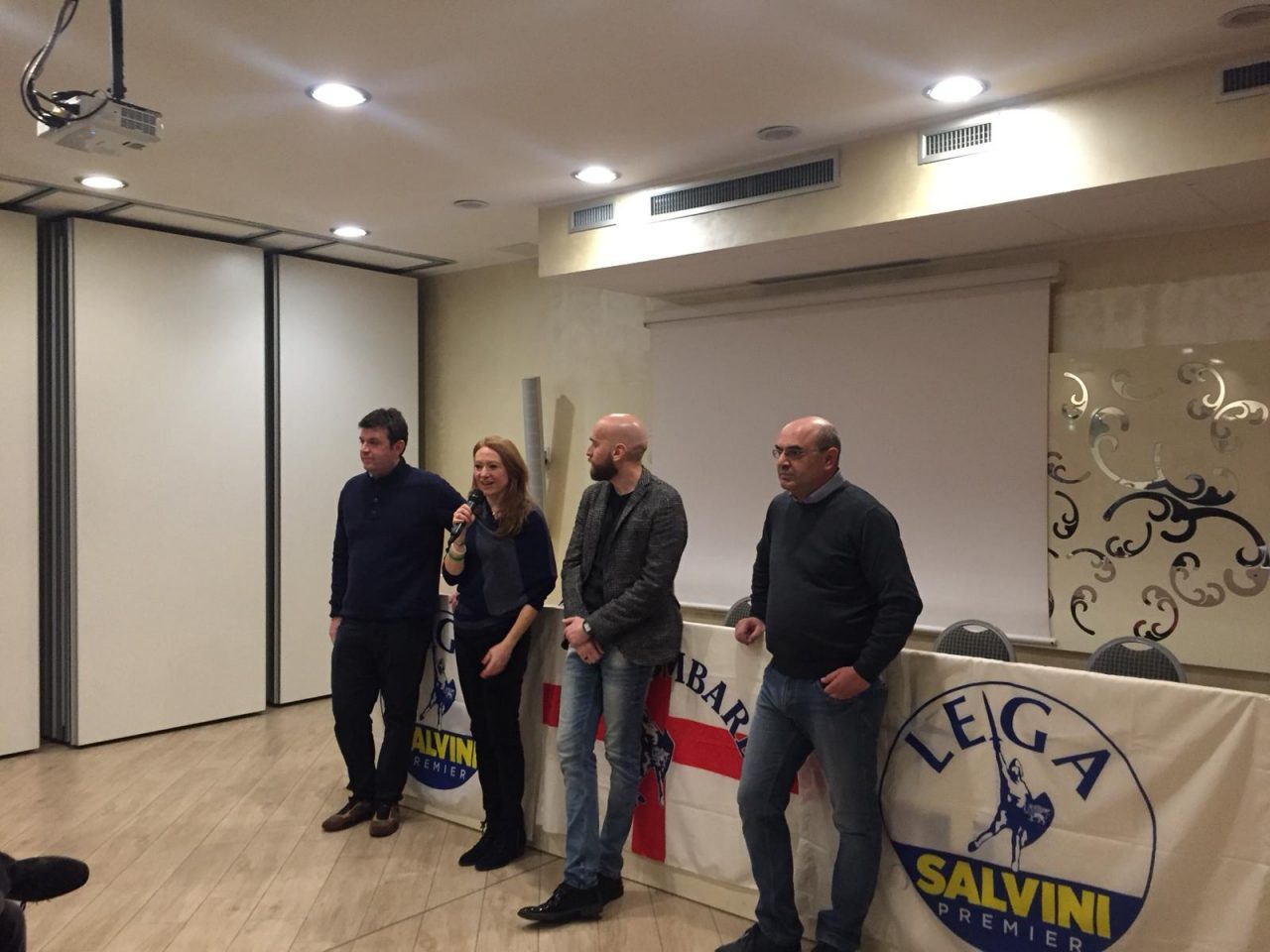 Salvini telefona alla cena della Lega di Nerviano