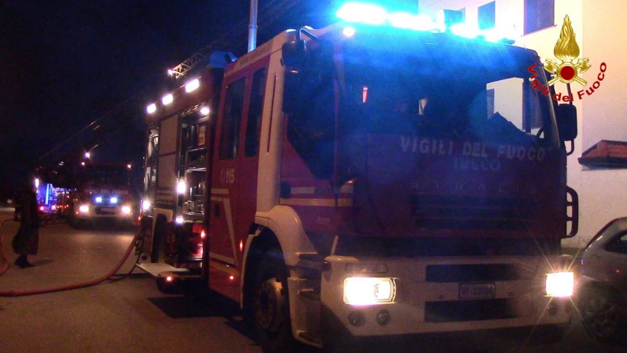 Tetto di un condominio in fiamme a Marnate